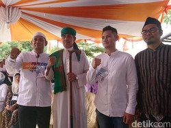 Pesinetron Lian Firman Serahkan Syarat Dukungan ke KPU Maju Pilwalkot Cilegon
