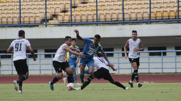 Persib Vs Tira Persikabo Persib Bandung gagal meraih kemenangan saat menjamu Tira Persikabo dalam laga ujicoba. Skor akhir adalah 0-0.