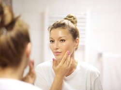 9 Cara Mengencangkan Kulit Wajah Biar Awet Muda Alami