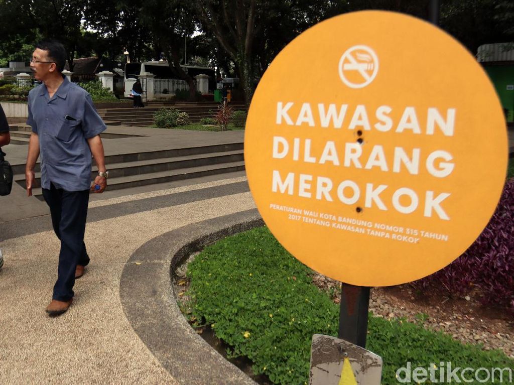 Asyik! Taman Balai Kota Bandung Kini Bebas Asap Rokok Asyik! Taman Balai Kota Bandung Kini Bebas Asap Rokok