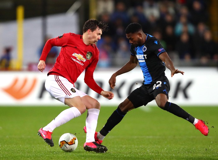 BRUGGE, BELGIUM - FEBRUARY 20:  Victor Lindelof of Manchester United is challenged by Emmanuel Dennis of Club Brugge during the UEFA Europa League round of 32 first leg match between Club Brugge and Manchester United at Jan Breydel Stadium on February 20, 2020 in Brugge, Belgium. (Photo by Dean Mouhtaropoulos/Getty Images)