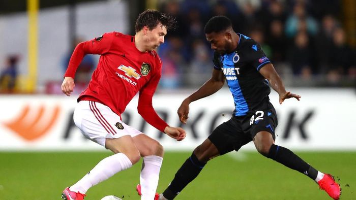 Brugge vs MU BRUGGE, BELGIUM - FEBRUARY 20: Victor Lindelof of Manchester United is challenged by Emmanuel Dennis of Club Brugge during the UEFA Europa League round of 32 first leg match between Club Brugge and Manchester United at Jan Breydel Stadium on February 20, 2020 in Brugge, Belgium. (Photo by Dean Mouhtaropoulos/Getty Images)