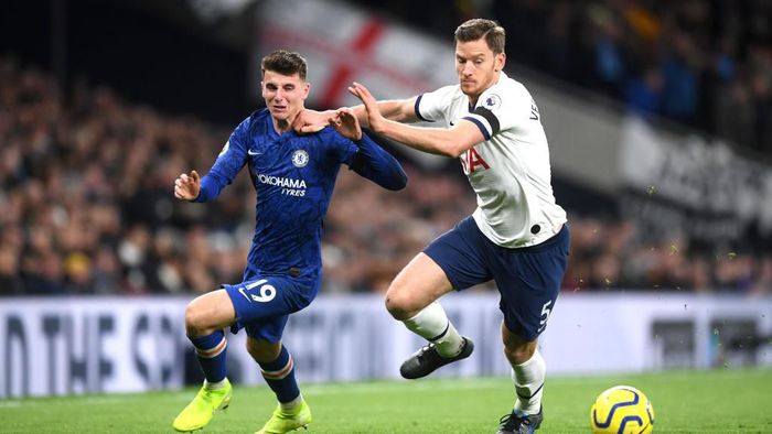 Tottenham Hotspur - Chelsea LONDON, ENGLAND - DECEMBER 22: Mason Mount of Chelsea and Jan Vertonghen of Tottenham Hotspur clash during the Premier League match between Tottenham Hotspur and Chelsea FC at Tottenham Hotspur Stadium on December 22, 2019 in London, United Kingdom. (Photo by Michael Regan/Getty Images)