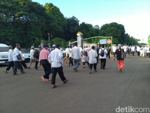Demo Selesai, Massa Aksi 212 Tinggalkan Kawasan Patung Kuda Demo Selesai, Massa Aksi 212 Tinggalkan Kawasan Patung Kuda