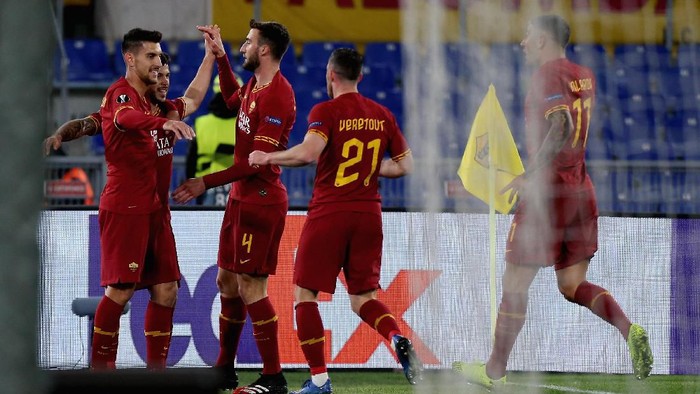 ROME, ITALY - FEBRUARY 20:  Carles Perez with his teammates of AS Roma celebrates after scoring the opening goal during the UEFA Europa League round of 32 first leg match between AS Roma and KAA Gent at Stadio Olimpico on February 20, 2020 in Rome, Italy.  (Photo by Paolo Bruno/Getty Images)