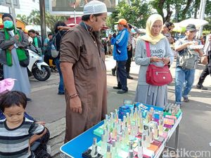 Dagang Minyak Wangi hingga Cukur Jenggot di Aksi 212, Laku Nggak Ya?