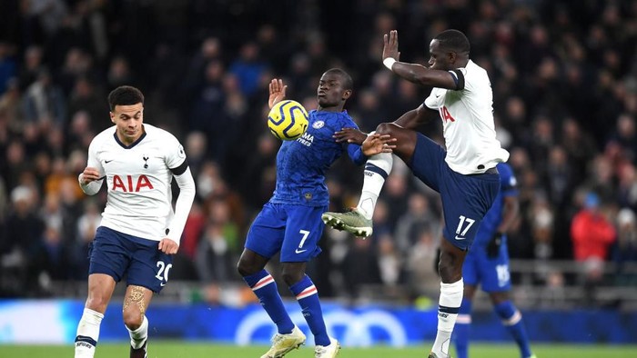 LONDON, ENGLAND - DECEMBER 22: Moussa Sissoko of Tottenham Hotspur and Ngolo Kante of Chelsea clash  during the Premier League match between Tottenham Hotspur and Chelsea FC at Tottenham Hotspur Stadium on December 22, 2019 in London, United Kingdom. (Photo by Michael Regan/Getty Images)