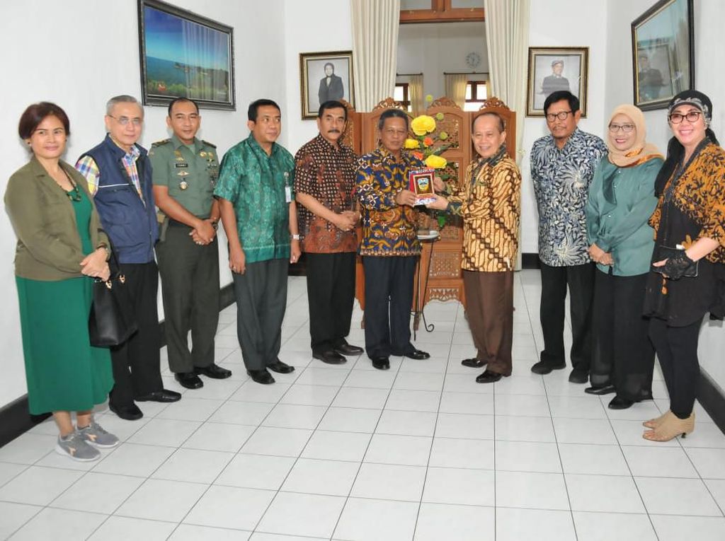 Pimpinan MPR Serap Aspirasi Pemkab Pacitan soal Amandemen UUD Pimpinan MPR Serap Aspirasi Pemkab Pacitan soal Amandemen UUD