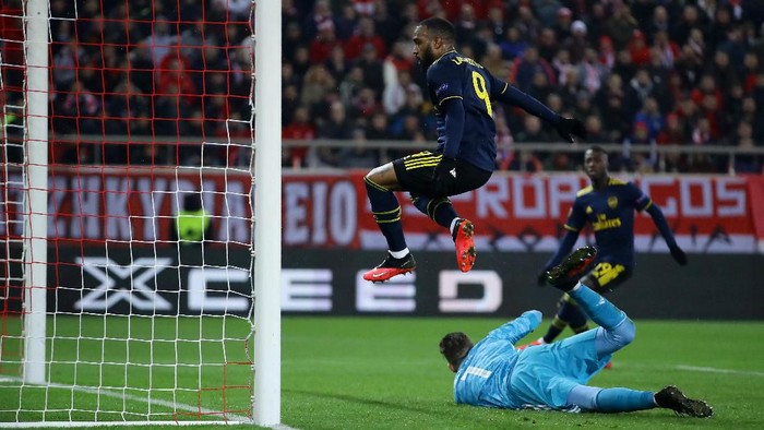 PIRAEUS, GREECE - FEBRUARY 20: Alexandre Lacazette of Arsenal scores his teams first goal during the UEFA Europa League round of 32 first leg match between Olympiacos FC and Arsenal FC at Karaiskakis Stadium on February 20, 2020 in Piraeus, Greece. (Photo by Richard Heathcote/Getty Images)