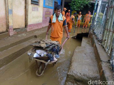 Aksi Bersih-bersih Lumpur Sisa Banjir di Rawajati