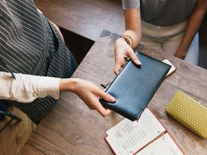 Temukan Uang Miliaran, Pelayan Restoran Ini Kembalikan ke Pemiliknya