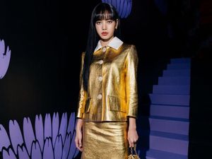 Serba Emas, Penampilan Lisa Blackpink Bersinar di Fashion Show Prada