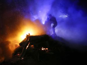 Demonstran Ukraina Ngamuk Serang Bus Angkut Warga yang Dievakuasi dari Wuhan