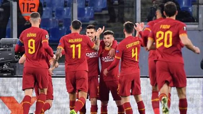 FBL-EUR-C3-ROMA-GENT As Romas Spanish forward Carles Peres (C) celebrates after scoring a goal during the UEFA Europa League round of 32 first leg football match between AS Roma and KAA Gent on February 20, 2020 at the Olympic stadium in Rome. (Photo by Alberto PIZZOLI / AFP)