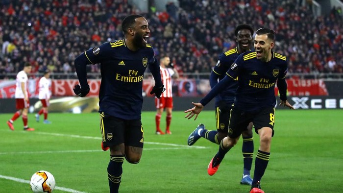 PIRAEUS, GREECE - FEBRUARY 20: Alexandre Lacazette of Arsenal celebrates after scoring his teams first goal during the UEFA Europa League round of 32 first leg match between Olympiacos FC and Arsenal FC at Karaiskakis Stadium on February 20, 2020 in Piraeus, Greece. (Photo by Richard Heathcote/Getty Images)