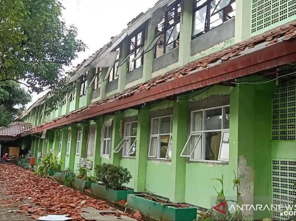 Atap Kelas SMKN 24 Bambu Apus Ambruk, Disdik DKI Minta Kontraktor Perbaiki Atap Kelas SMKN 24 Bambu Apus Ambruk, Disdik DKI Minta Kontraktor Perbaiki