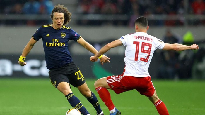 PIRAEUS, GREECE - FEBRUARY 20: David Luiz of Arsenal takes on Giorgos Masouras of Olympiacos FC during the UEFA Europa League round of 32 first leg match between Olympiacos FC and Arsenal FC at Karaiskakis Stadium on February 20, 2020 in Piraeus, Greece. (Photo by Richard Heathcote/Getty Images)