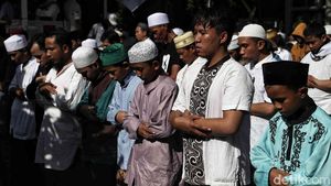 Massa Aksi 212 Salat Asar Berjemaah di Medan Merdeka Barat
