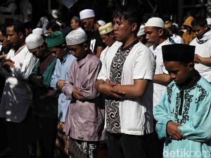 Massa Aksi 212 Salat Asar Berjemaah di Medan Merdeka Barat Massa Aksi 212 Salat Asar Berjemaah di Medan Merdeka Barat