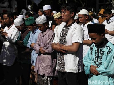 Massa Aksi 212 Salat Asar Berjemaah di Medan Merdeka Barat