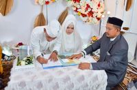 Viral Gendong Anak Saat Jaga Kotak Suara, Polisi Nikahi Ipar & Maharnya Wow