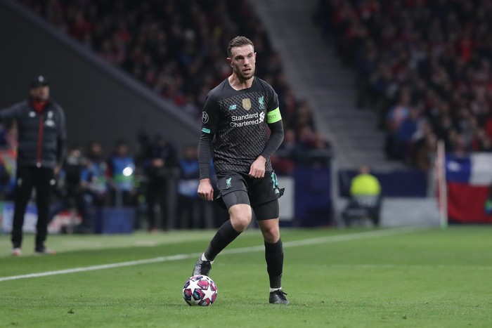 MADRID, SPAIN - FEBRUARY 18: Jordan Henderson of Liverpool FC controls the ball during the UEFA Champions League round of 16 first leg match between Atletico Madrid and Liverpool FC at Wanda Metropolitano on February 18, 2020 in Madrid, Spain. (Photo by Gonzalo Arroyo Moreno/Getty Images)
