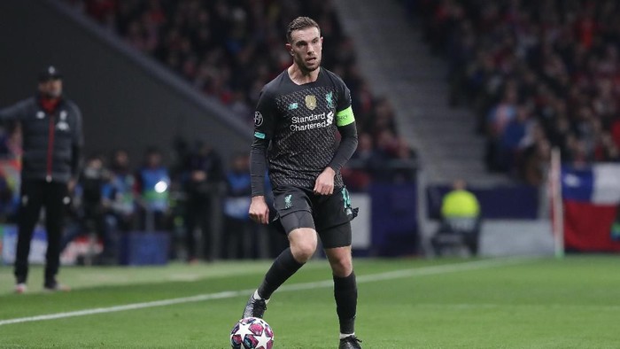 MADRID, SPAIN - FEBRUARY 18: Jordan Henderson of Liverpool FC controls the ball during the UEFA Champions League round of 16 first leg match between Atletico Madrid and Liverpool FC at Wanda Metropolitano on February 18, 2020 in Madrid, Spain. (Photo by Gonzalo Arroyo Moreno/Getty Images)