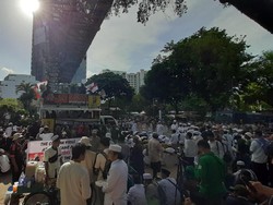 Massa Aksi 212 Salat Asar Berjemaah di Sekitar Patung Kuda