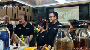 Saat Orang Terkaya RI Beri Gerobak UMKM ke Anies