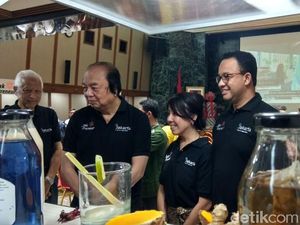 Saat Orang Terkaya RI Beri Gerobak UMKM ke Anies