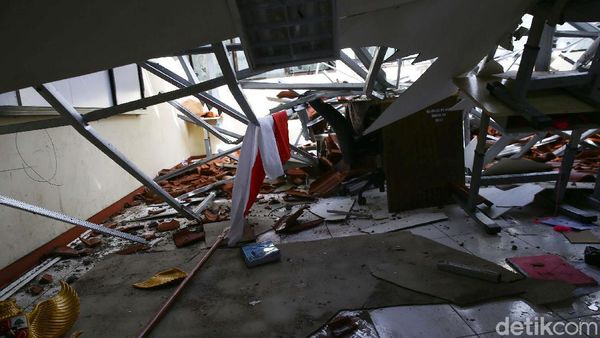 Potret Atap SMKN 24 Jakarta yang Roboh