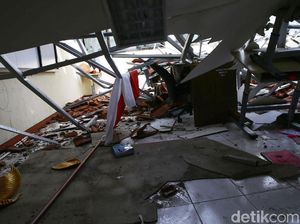 Potret Atap SMKN 24 Jakarta yang Roboh