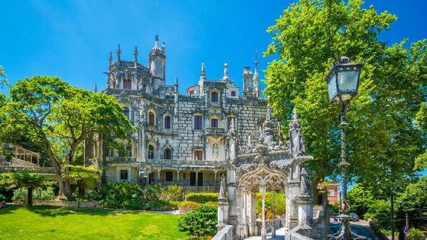 Misteri Menara Terbalik yang Digemari Wisatawan