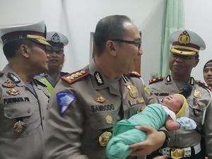 Bayi yang Lahir Ditolong Polisi di Tol JORR Diberi Nama Perwira Sambodo Bayi yang Lahir Ditolong Polisi di Tol JORR Diberi Nama Perwira Sambodo