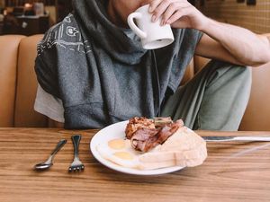 Pose Tampan Noah Centineo Kala Ngopi yang Bikin Meleleh Pose Tampan Noah Centineo Kala Ngopi yang Bikin Meleleh