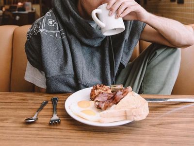 Pose Tampan Noah Centineo Kala Ngopi yang Bikin Meleleh