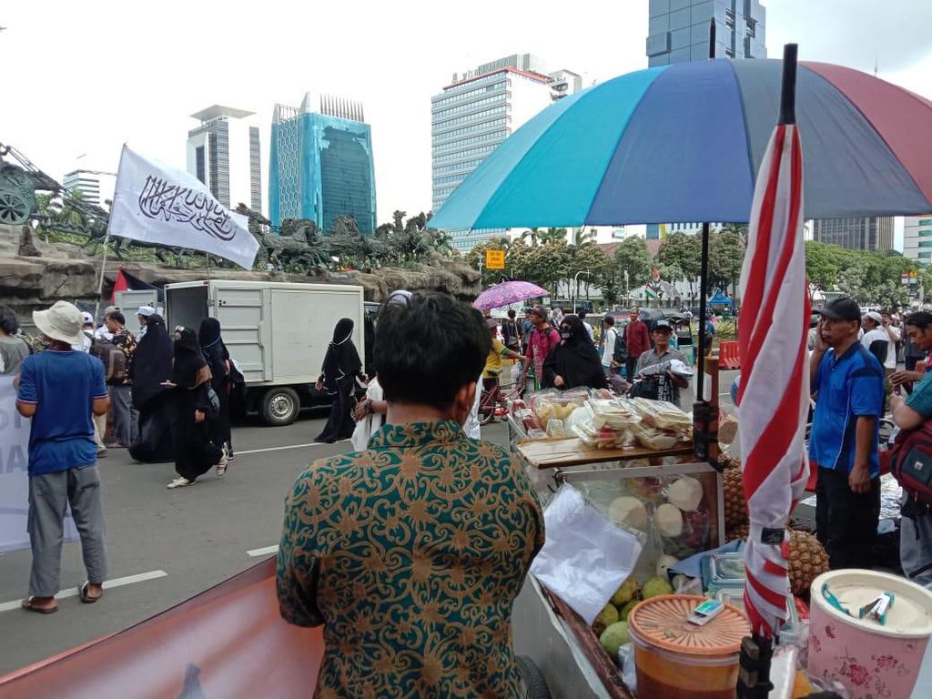 Pedagang Menanti Cuan di Aksi 212 Pedagang Menanti Cuan di Aksi 212