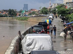 Ada Perda Beli Mobil Wajib Punya Garasi, Kok Masih Banyak yang Parkir di Jalan?