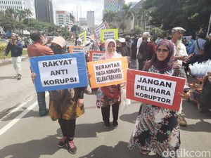 Video Massa Aksi 212 Orasi di Sekitar Istana