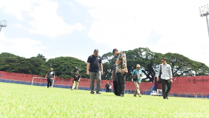 Walikota Kediri meninjau Stadion Brawijaya yang akan jadi kandang Persik Kediri di Liga 1 2020.