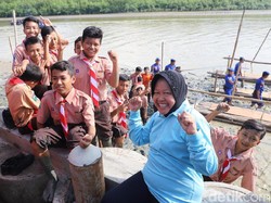 Potret Risma Saat Ikut Tanam Mangrove di Hari Peduli Sampah