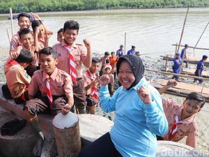 Potret Risma Saat Ikut Tanam Mangrove di Hari Peduli Sampah Potret Risma Saat Ikut Tanam Mangrove di Hari Peduli Sampah