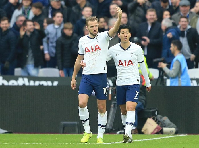 LONDON, ENGLAND - NOVEMBER 23: Harry Kane of Tottenham Hotspur celebrates with Heung-Min Son of Tottenham Hotspur after scoring his teams third goal  during the Premier League match between West Ham United and Tottenham Hotspur at London Stadium on November 23, 2019 in London, United Kingdom. (Photo by Stephen Pond/Getty Images)