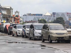 Punya Mobil Wajib Parkir di Garasi, Kalau Ada yang Parkir di Jalan Lapor ke Sini