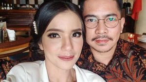 Gaya Keren Dimas Akira, Suami Sheila Marcia Saat Kulineran Seru