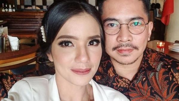 Gaya Keren Dimas Akira, Suami Sheila Marcia Saat Kulineran Seru