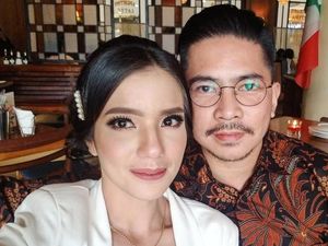 Gaya Keren Dimas Akira, Suami Sheila Marcia Saat Kulineran Seru