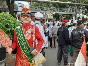 Berkostum Nyentrik, Presiden Perdamaian Ikut Ramaikan Aksi 212