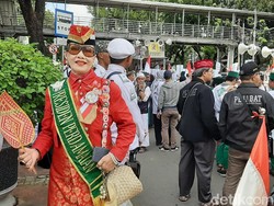 Berkostum Nyentrik, Presiden Perdamaian Ikut Ramaikan Aksi 212