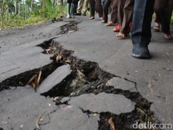 Ngeri! 15 Ha Tanah Ambles di Batang, Jalanan Retak